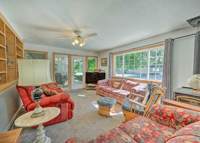 Caldwell Country Home On Quiet Acreage